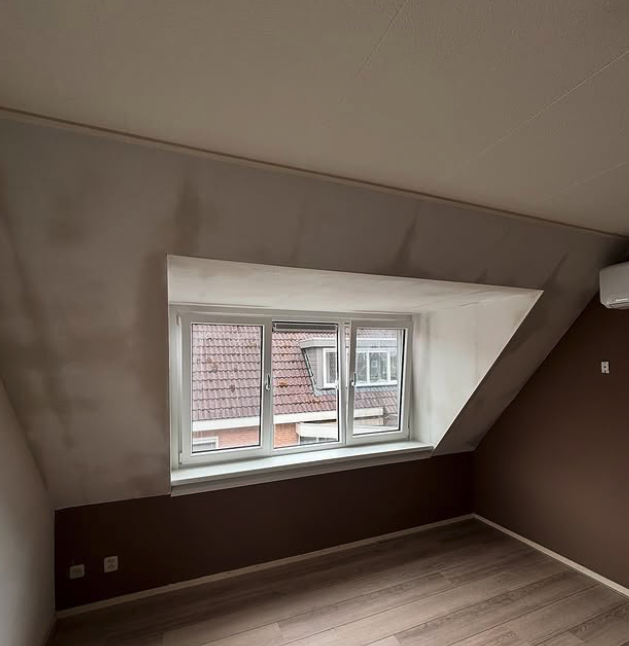 Van schuin dak naar volwaardige kamer: Stuc-klare dakkapel in Stiens