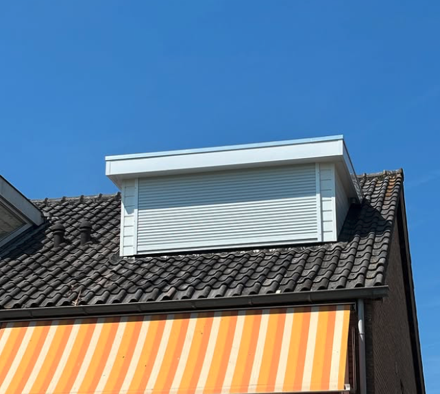 Slimme zoldertransformatie in Leimuiden: Kunststof dakkapel met ingebouwd rolluik