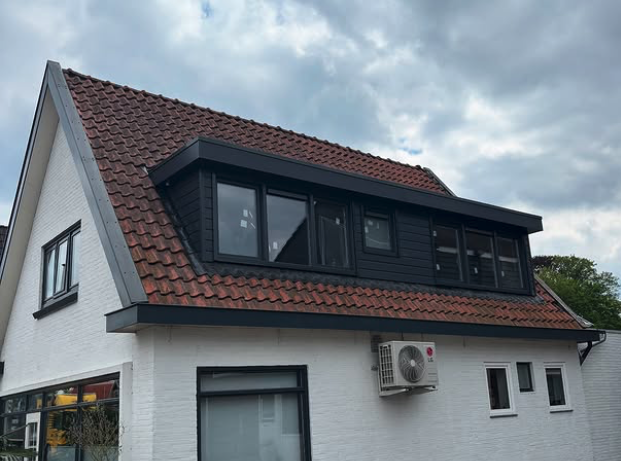 Van donkere zolder naar een zee van ruimte: Gevelbrede dakkapel in Appelscha